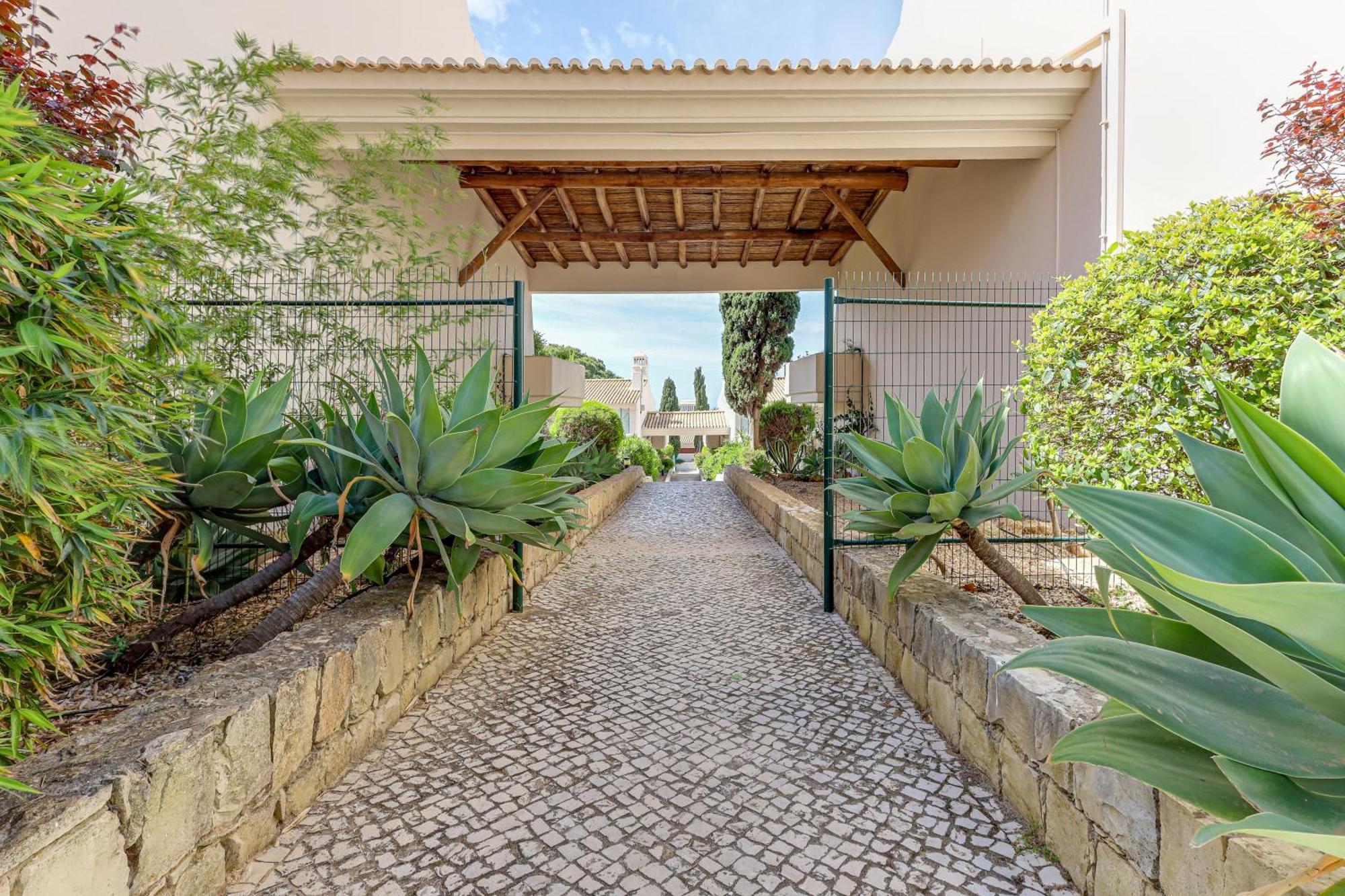 Apartment With 2 Bedrooms, 2M To The Beach Armação de Pêra Extérieur photo